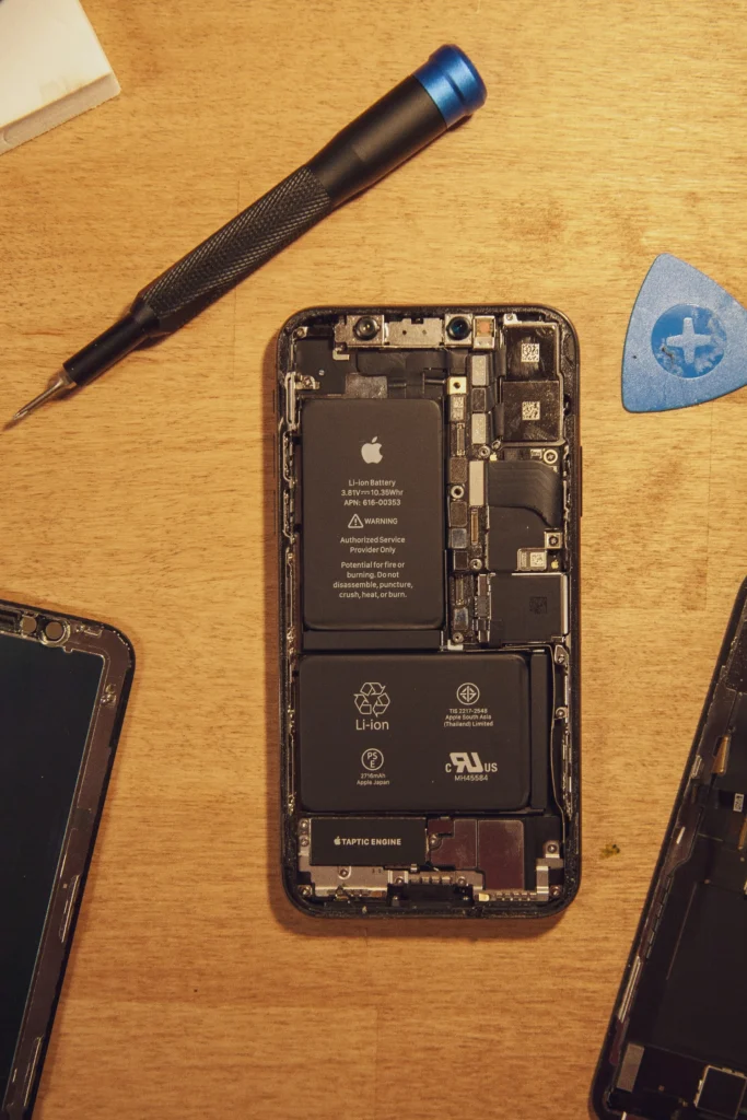 Geopende iPhone met batterij en gereedschap - iPhone reparatie onderdelen