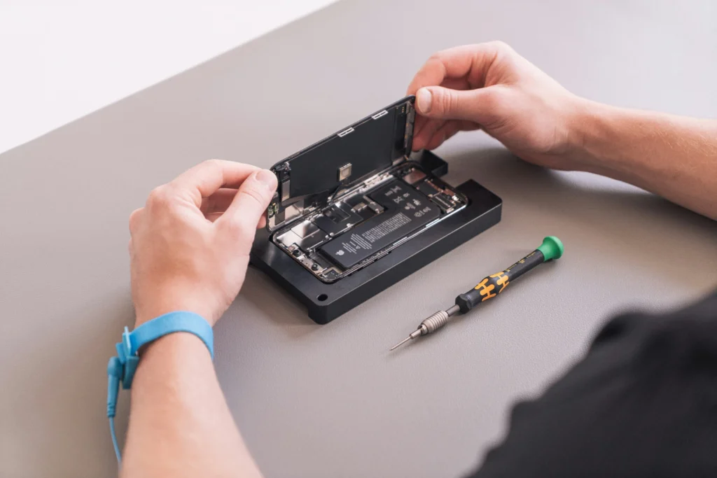 Technicus repareert iPhone scherm - Callstars Tilburg