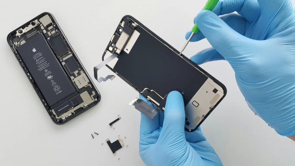 Technicus repareert smartphone scherm - telefoon reparatie