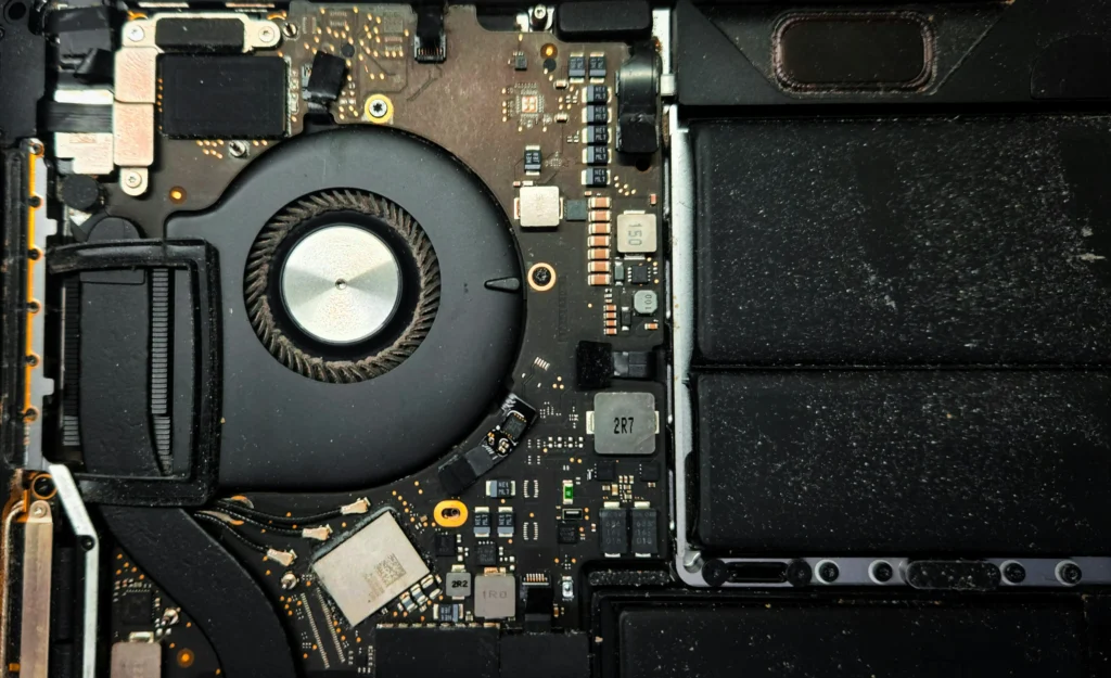 MacBook internals bovenaanzicht - laptop reparatie